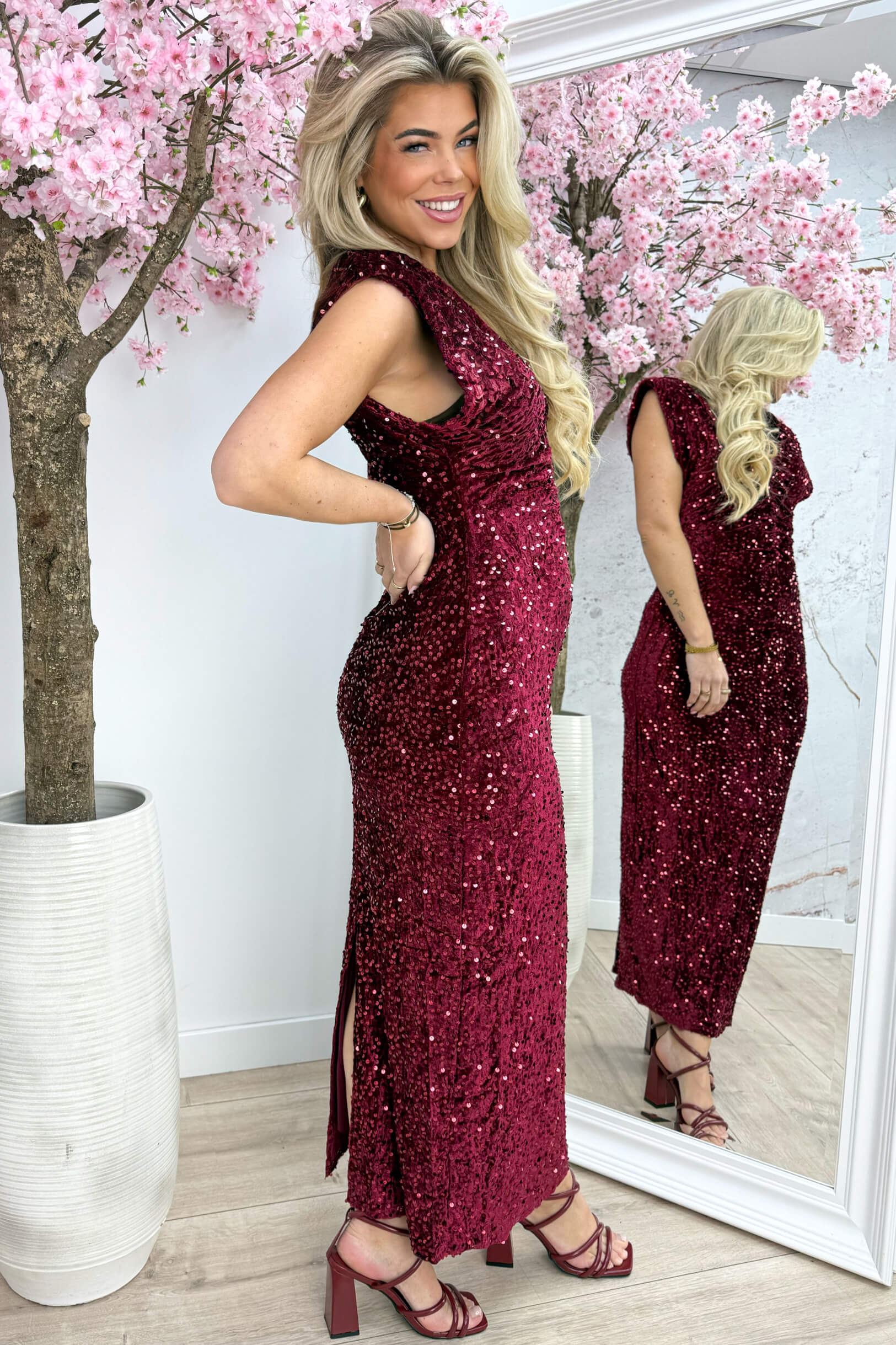 Statement velvet paillet dress - Bordeaux - Image 4